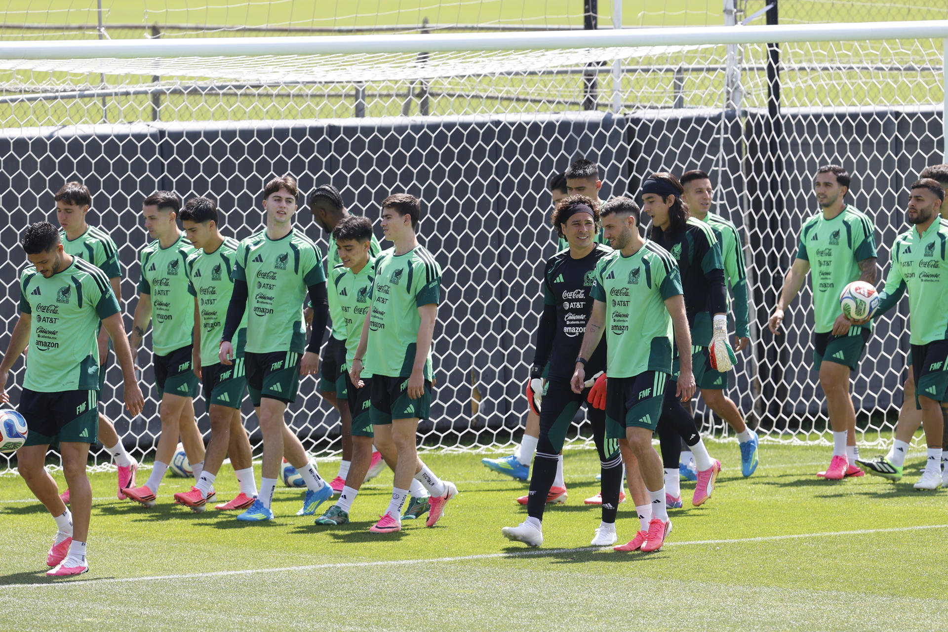 Jugadores de la selección mexicana de fútbol durante el entrenamiento celebrado este jueves en Ciudad de México. EFE/Sashenka Gutiérrez
