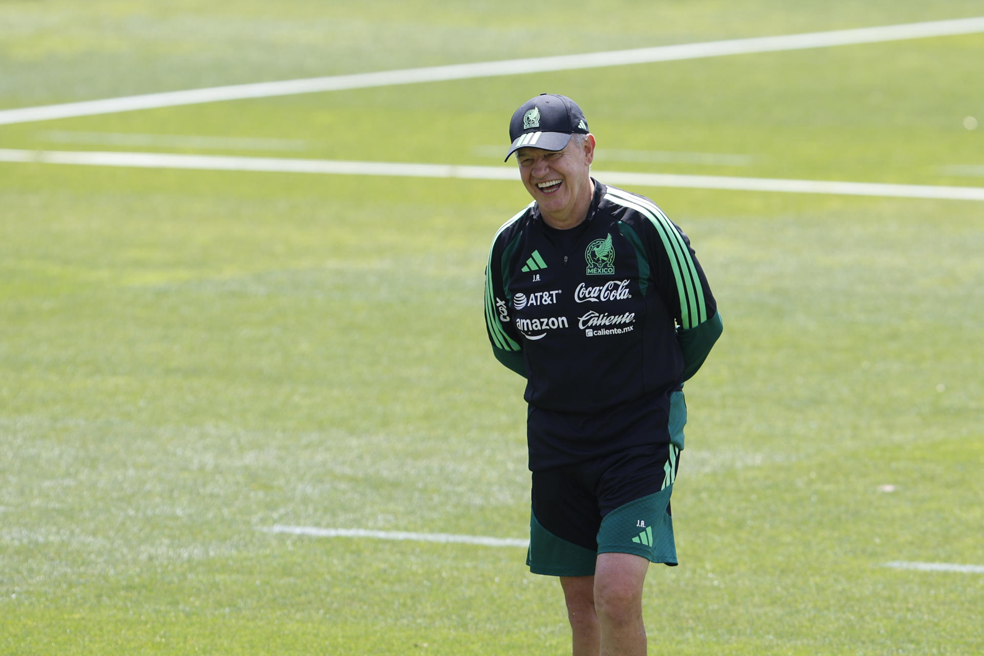 El seleccionador Javier Aguirre, durante el entrenamiento de la selección de México en el Centro de Alto Rendimiento de Ciudad de México donde prepara el próximo partido del Mundial 2026.- EFE/Sashenka Gutiérrez
