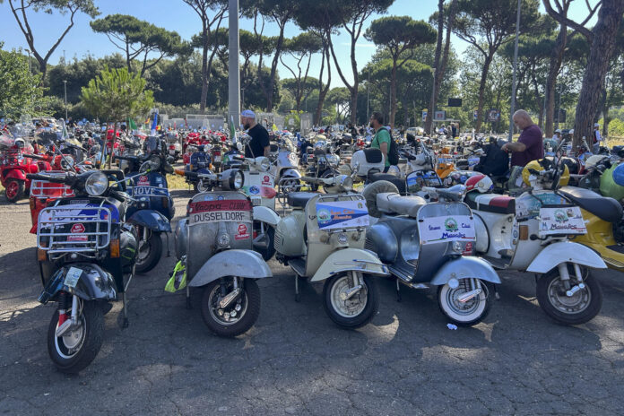 Roma, 25/06/2026.- Miles de aficionados se han congregado este jueves en Roma para conmemorar el 80º aniversario de la Vespa, el legendario scooter nacido en 1946 que regresa a su país de origen para reivindicar la vigencia de su diseño y su mecánica clásica. El complejo deportivo del Foro Itálico de Roma acoge hasta el próximo 28 de junio cuatro jornadas de actividades para rendir tributo a un vehículo icónico. EFE/Mariana López Alba
