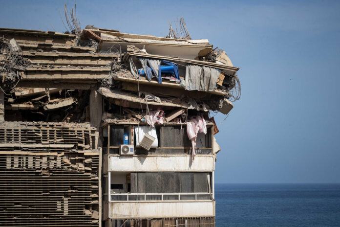 Fotografía que muestra un edificio afectado este jueves, en Catia La Mar (Venezuela). EFE/ Ronald Peña R.
