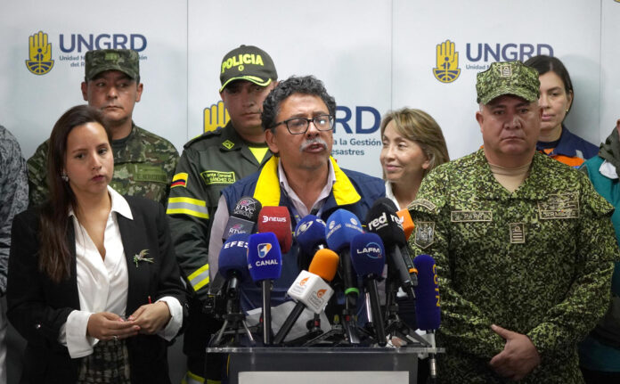 El director de la Unidad Nacional para la Gestión del Riesgo (UNGRD) Javier Pava (c), habla durante una rueda de prensa este jueves en Bogotá (Colombia). EFE/Pablo R. Seco
