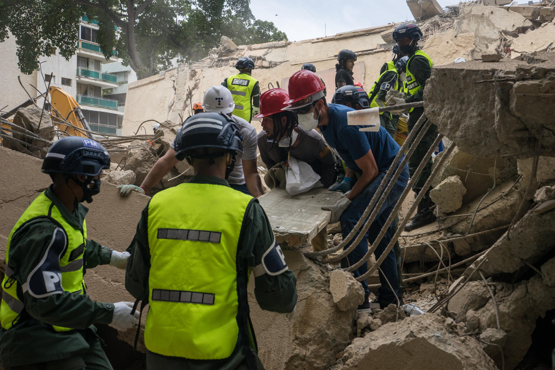 Voluntarios e integrantes de la Policía Militar de Venezuela realizan labores de remoción de escombros y rescate este jueves, en el municipio Chacao en Caracas (Venezuela). EFE/ Boris Vergara
