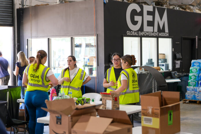 Voluntarias de Global Empowerment Mission (GEM) empacan cajas con alimentos este jueves, en la sede de la organización en Doral, Miami (Estados Unidos). EFE/ Alberto Boal
