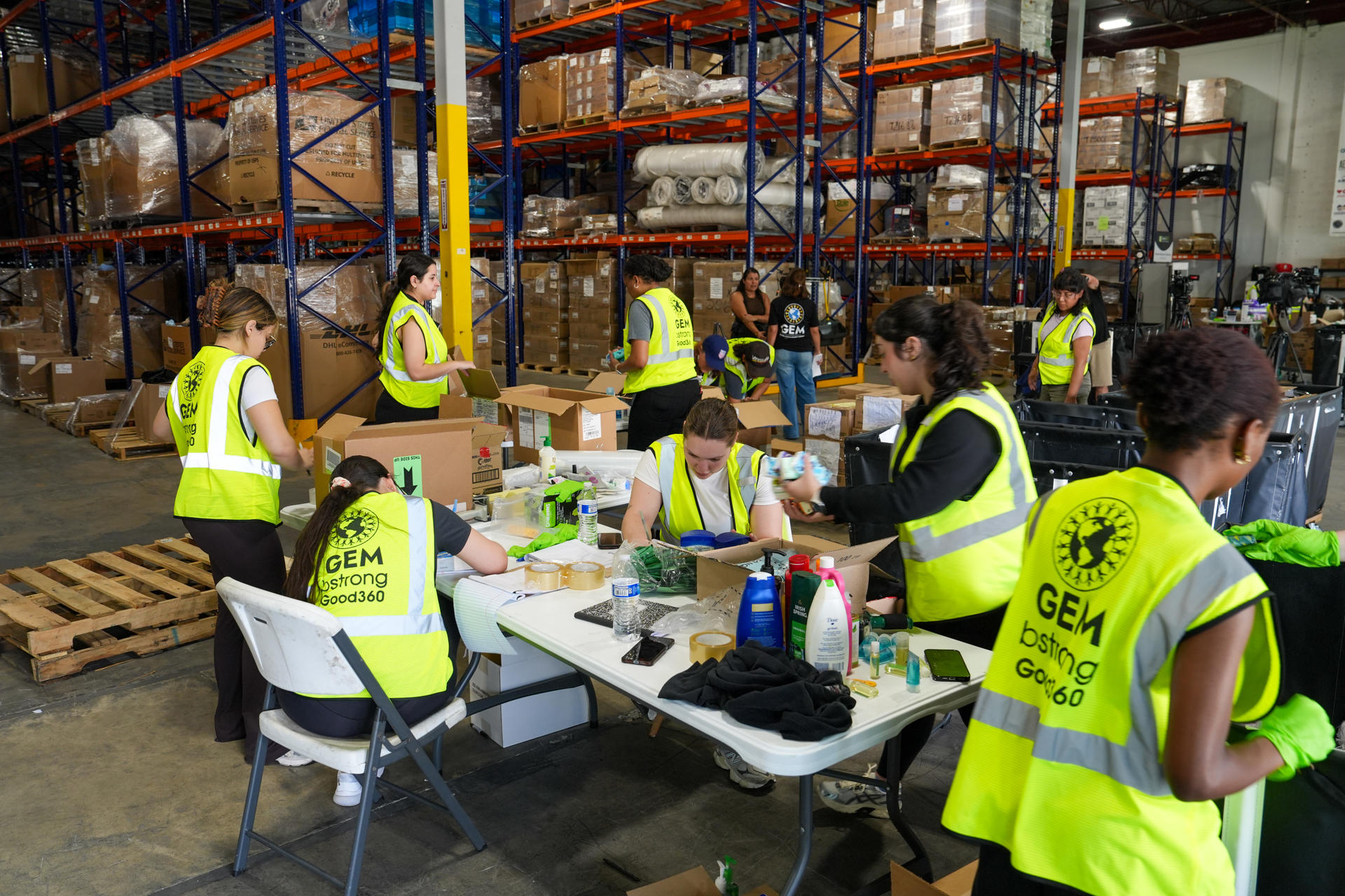 Voluntarias de Global Empowerment Mission (GEM) empacan cajas con alimentos este jueves, en la sede de la organización en Doral, Miami (Estados Unidos). EFE/ Alberto Boal
