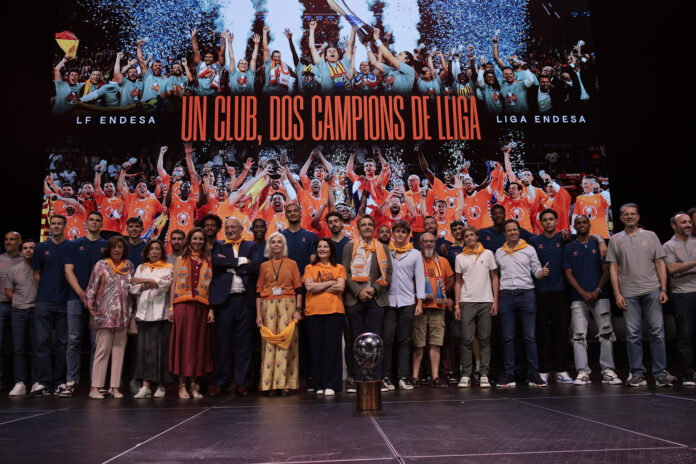 La plantilla del Valencia Basket, el cuerpo técnico y el propietario del equipo, Juan Roig, entre otros, durante la celebración del título de Liga de baloncesto este jueves en el Roig Arena, en Valencia. EFE/Biel Aliño
