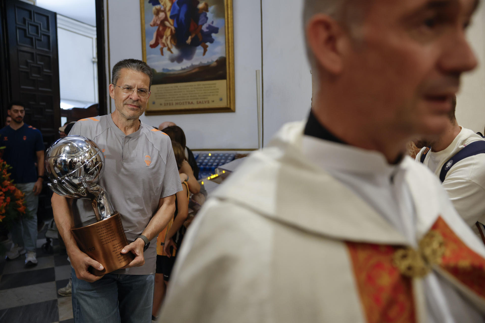 El entrenador del Valencia Basket, Pedro Martínez, con el trofeo en la ofrenda floral a la Mare de Déu tras la consecución de la Liga Endesa, este jueves en Valencia. EFE/Ana Escobar
