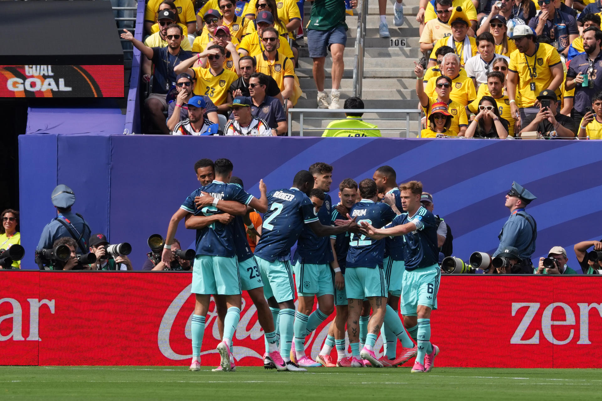 Jugadores de Alemania celebran un gol de Leroy Sane en un partido del grupo E del Mundial de la FIFA 2026. EFE/ Ángel Colmenares
