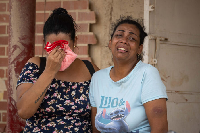 Un par de mujeres fueron captadas al llorar este 26 de junio, en medio de los escombros de edificios derrumbados por los terremotos, en La Guaira (Venezuela). EFE/Ronald Peña
