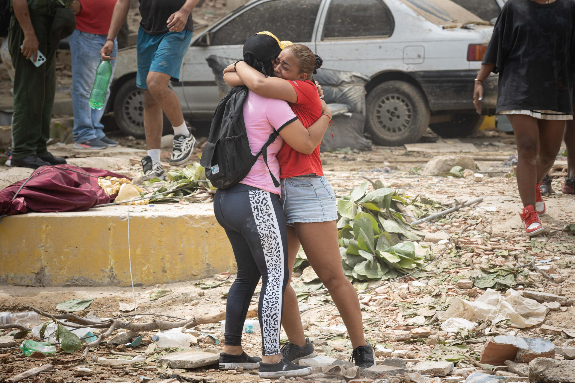 Un par de mujeres fueron captadas al llorar este 26 de junio, en medio de los escombros de edificios derrumbados por los terremotos, en La Guaira (Venezuela). EFE/Ronald Peña
