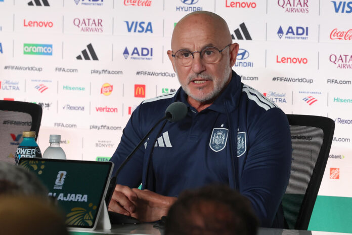 El seleccionador de España Luis de la Fuente habla en una rueda de prensa este jueves, en el estadio Guadalajara en Jalisco (México). EFE/ Alex Cruz
