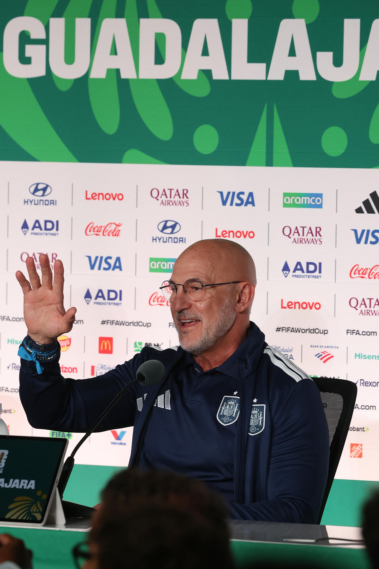 El seleccionador de España, Luis de la Fuente, habla en una rueda de prensa este jueves, en el estadio Guadalajara en Jalisco (México). EFE/ Alex Cruz
