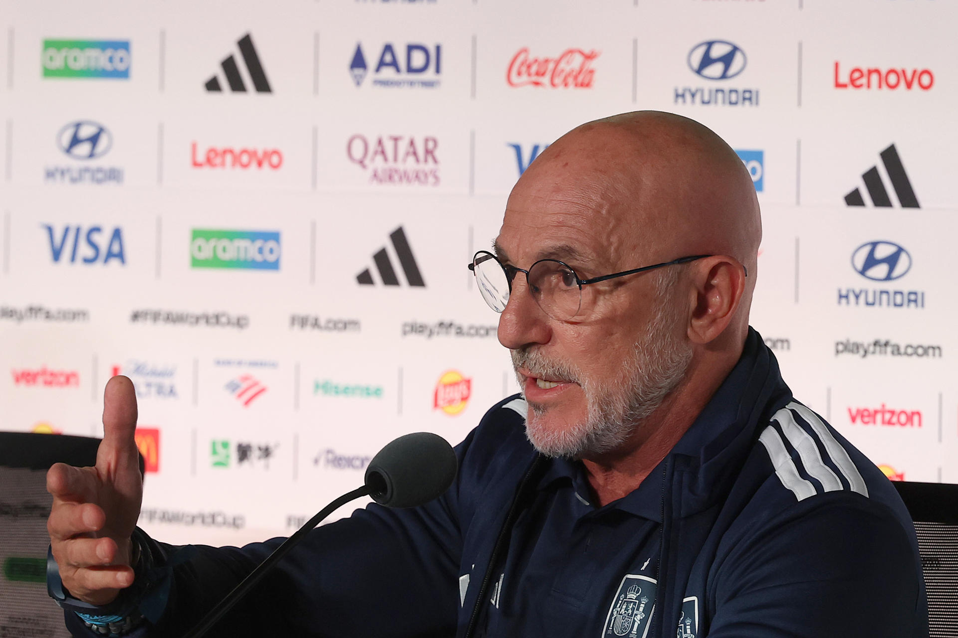 El seleccionador de España, Luis de la Fuente, habla en una rueda de prensa este jueves, en el estadio Guadalajara en Jalisco (México). EFE/ Alex Cruz
