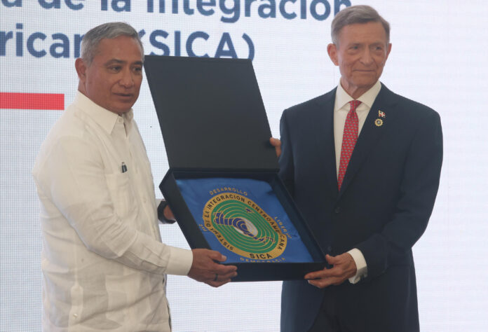 El primer ministro de Belice, Jhon Briceño (i), fue captado este 26 de junio al asumir la presidencia Pro Tempore del Sistema de Integración Centroamericana (SICA), por parte del ministro de Relaciones Exteriores de República Dominicana, Roberto Álvarez Gil, en Antiguo Cuscatlán (El Salvador). EFE/Javier Aparicio
