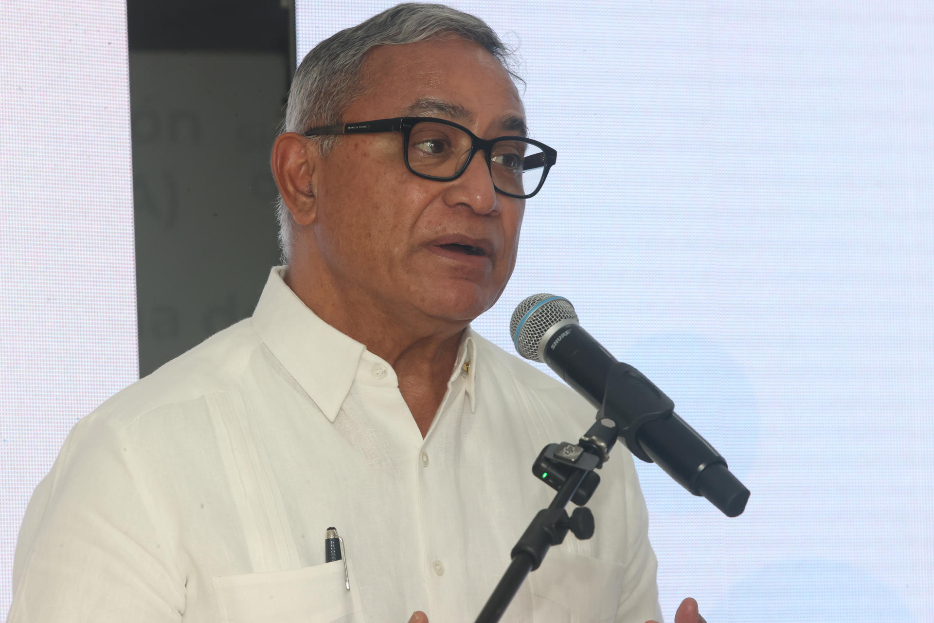 El primer ministro de Belice, Jhon Briceño, fue captado este 26 de junio, al asumir la presidencia pro témpore del Sistema de Integración Centroamericana (SICA), en Antiguo Cuscatlán (El Salvador). EFE/Javier Aparicio
