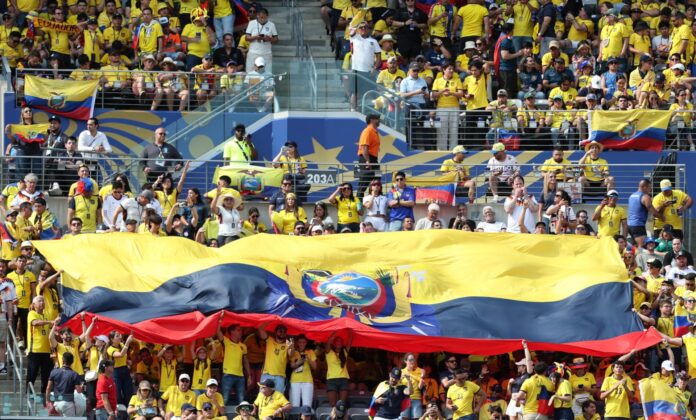 Aficionados de Ecuador durante el partido de la fase de grupos de la Copa Mundial de la FIFA 2026 entre Ecuador y Alemania, en Nueva Jersey (EE.UU.). EFE/SARAH YENESEL
