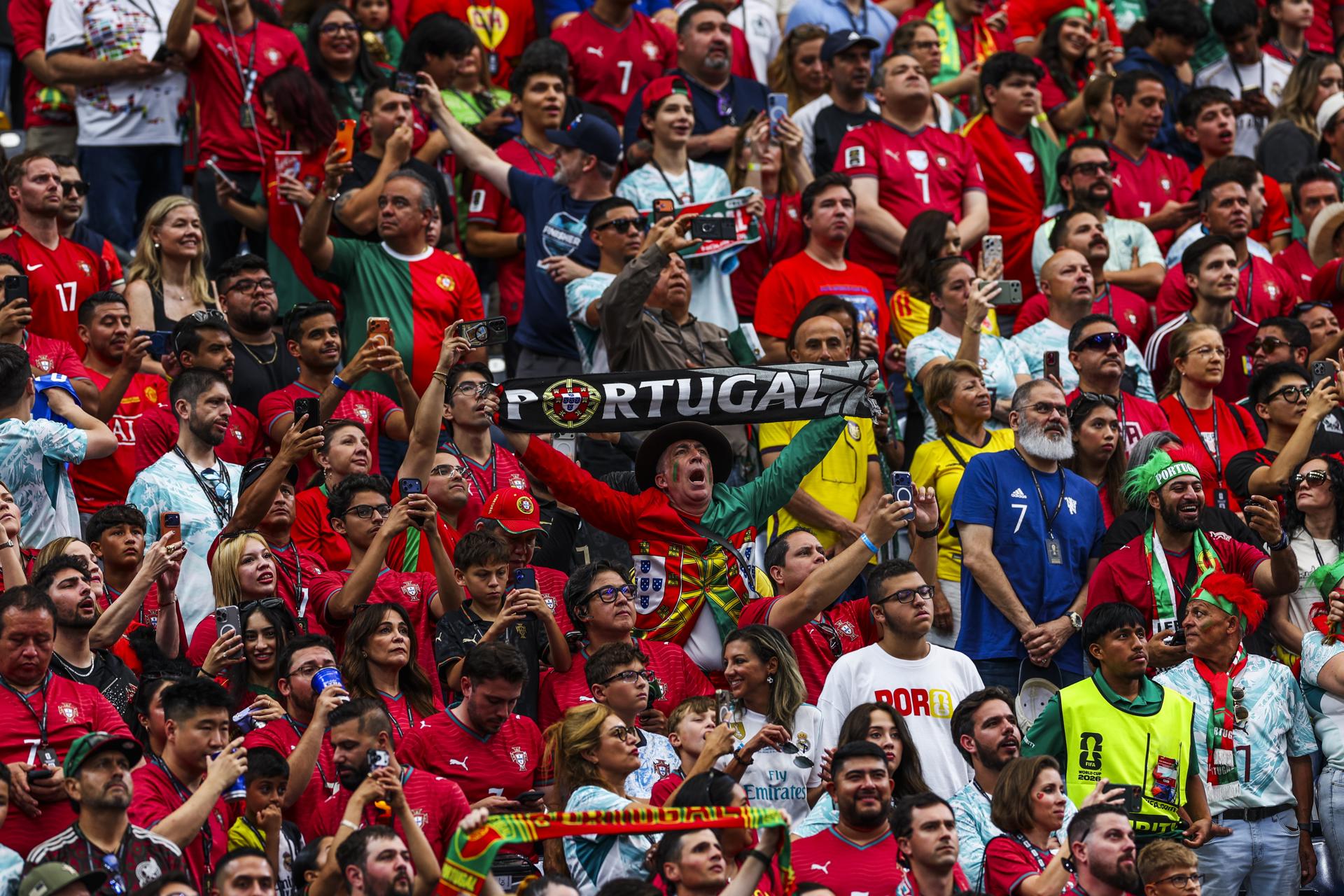 Fotografía del 23 de junio de 2026 en la que se observa a seguidores de Portugal al animar a su selección durante el partido del Grupo K de la Copa Mundial de la FIFA 2026 entre Portugal y Uzbekistán, disputado en el estadio de Houston, Texas (EE.UU.). EFE/MIGUEL A. LOPES
