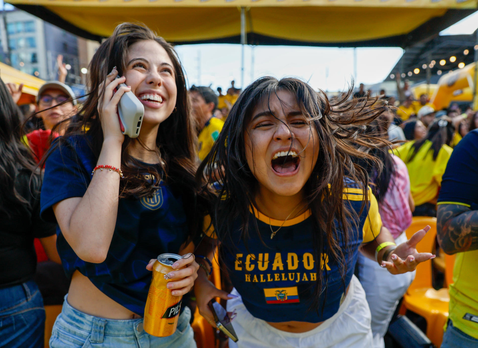 Aficionadas ecuatorianas celebran en Quito la victoria (2-1) de la Tri ante Alemania este jueves en un partido del Grupo E del Mundial 2026. EFE/ José Jácome
