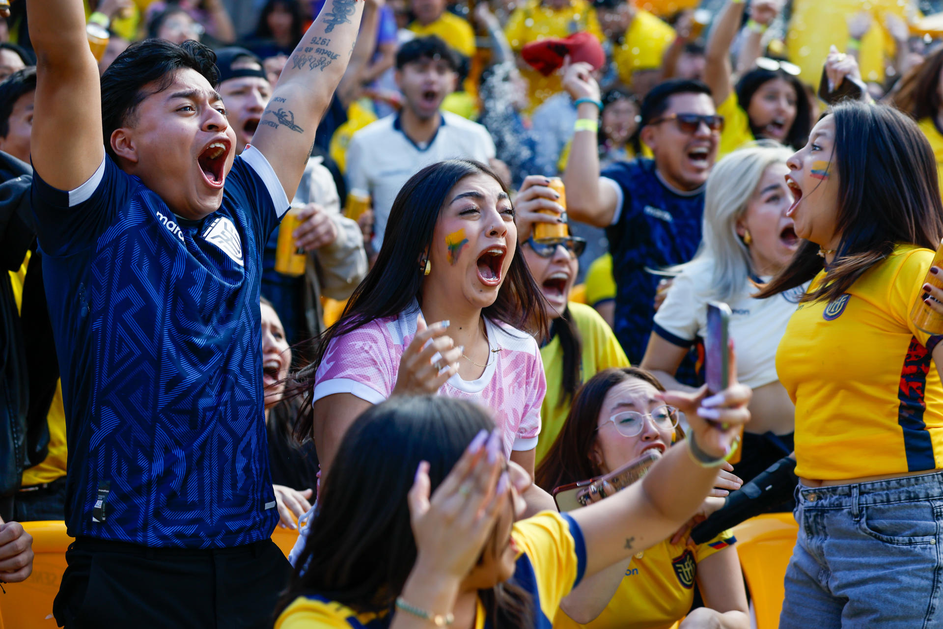 Aficionados de Ecuador celebran en Quito el triunfo por 2-1 ante Alemania este jueves en el Mundial 2026. EFE/ José Jácome
