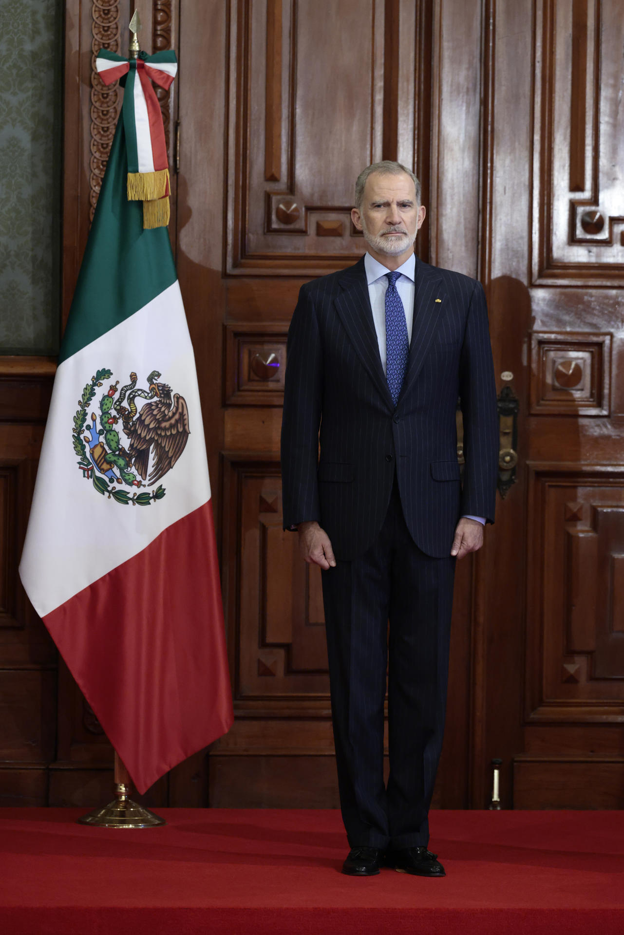 El rey Felipe VI de España posa en un acto con la presidenta de México, Claudia Sheinbaum (d), este jueves, en el Palacio Nacional en la Ciudad de México (México). EFE/ José Méndez
