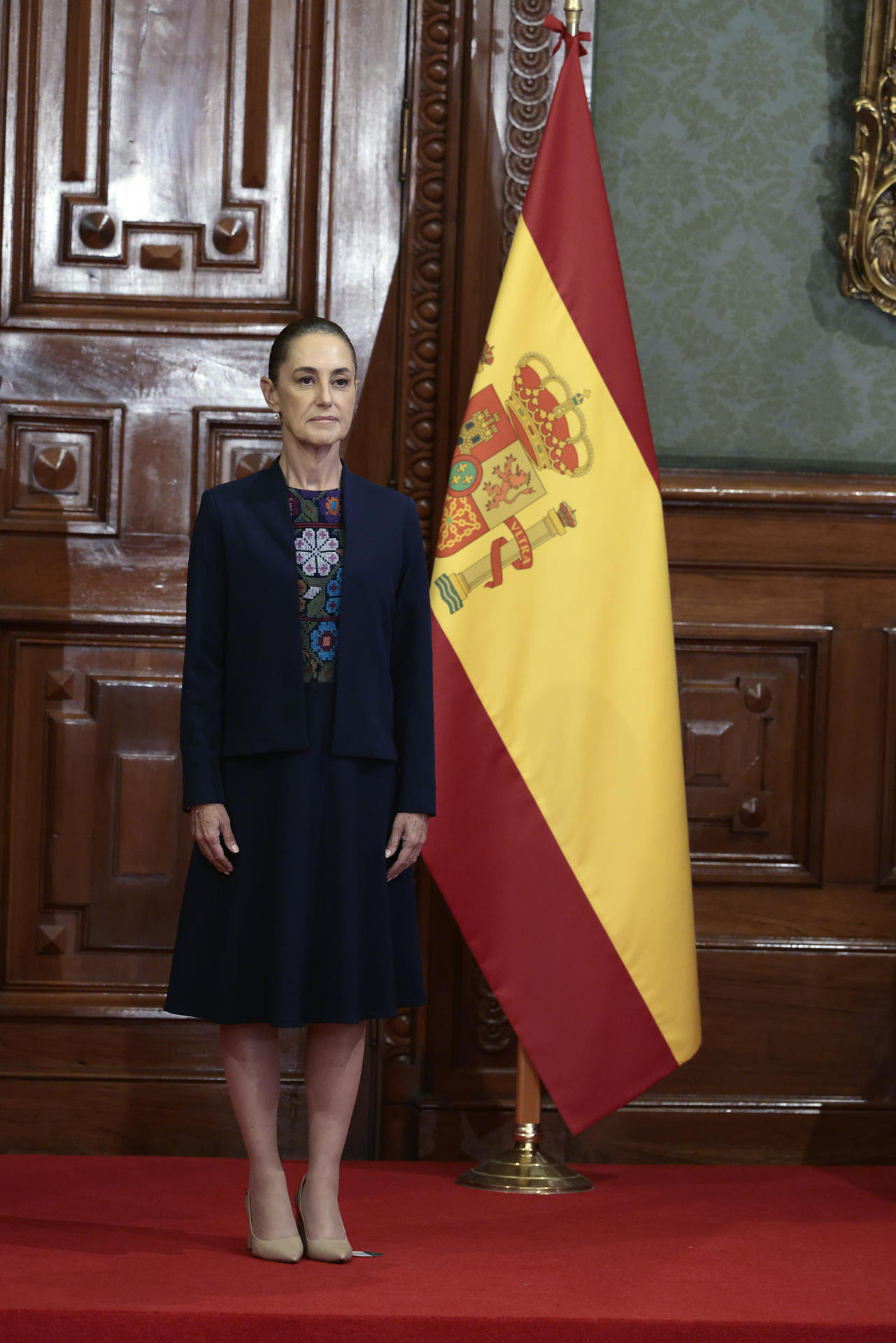 La presidenta de México, Claudia Sheinbaum, posa en un acto con el rey Felipe VI de España este jueves, en el Palacio Nacional en la Ciudad de México (México). EFE/ José Méndez
