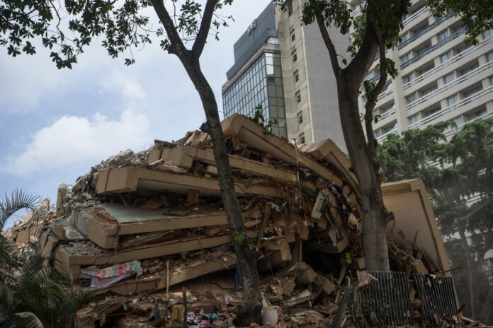 Fotografía que muestra un edificio derrumbado por terremotos este jueves, en el municipio Chacao en Caracas (Venezuela).EFE/ Boris Vergara
