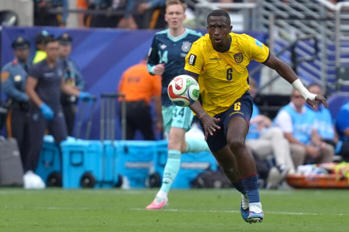 Willian Pacho, de Ecuador, controla el balón en un partido del grupo E del Mundial de la FIFA 2026 entre Ecuador y Alemania en el estadio MetLife de Nueva Jersey (Estados Unidos). EFE/Octavio Guzmán
