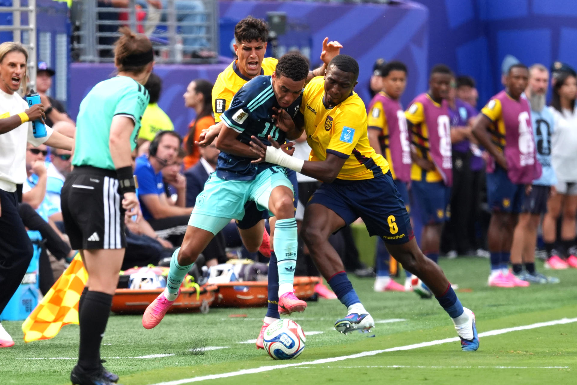 Willian Pacho (d), de Ecuador, disputa el balón con Jamal Musiala (i), de Alemania, en un partido del grupo E del Mundial de la FIFA 2026 entre Ecuador y Alemania en el estadio MetLife de Nueva Jersey (Estados Unidos). EFE/ Ángel Colmenares
