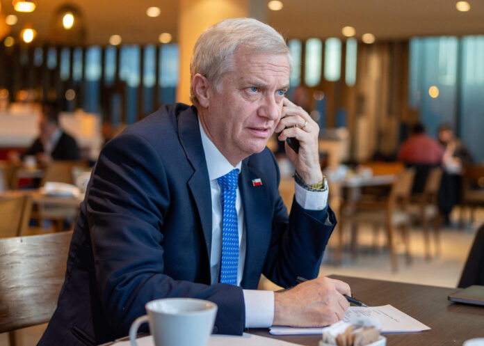 Fotografía cedida este jueves por la Presidencia de Chile que muestra al mandatario José Antonio Kast hablando por teléfono con la mandataria encargada de Venezuela, Delcy Rodríguez, transmitiéndole su solidaridad tras los devastadores terremotos que hasta ahora han causado al menos 188 muertos e informó que se está gestionando el envío de ayuda humanitaria y de rescate al país caribeño. EFE/ Presidencia de Chile
