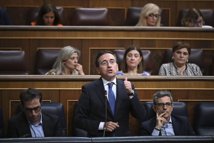 Imagen de archivo del ministro de Asuntos Exteriores, Unión Europea y Cooperación, José Manuel Albares (c), interviniendo en el pleno en el que el presidente del Gobierno, Pedro Sánchez, compareció para dar explicaciones de los casos judiciales que afectan a su entorno político este miércoles en el Congreso de los Diputados en Madrid. EFE/ Fernando Villar
