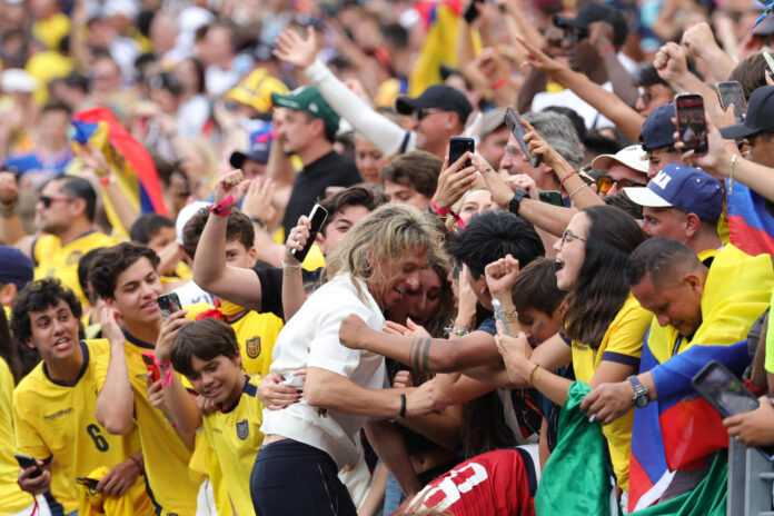 El entrenador de Ecuador, Sebastián Beccacece (c), celebra con su familia y los aficionados tras el triunfo 2-1 ante Alemania en el estadio MetLife de Nueva Jersey. EFE/Sebastiao Moreira
