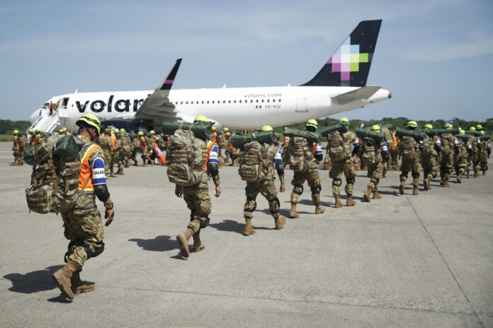 Grupos de rescatistas y personal médico se preparan para viajar a Venezuela este jueves, en las instalaciones de la Base Área Militaren San Luis Talpa (El Salvador). EFE/ Rodrigo Sura
