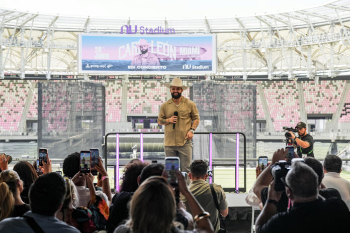 Fotografía cedida por Inter Miami CF donde aparece el cantante mexicano Carín León durante una rueda de prensa este jueves, donde aseguró que conocer al exfutbolista inglés David Beckham es para él 