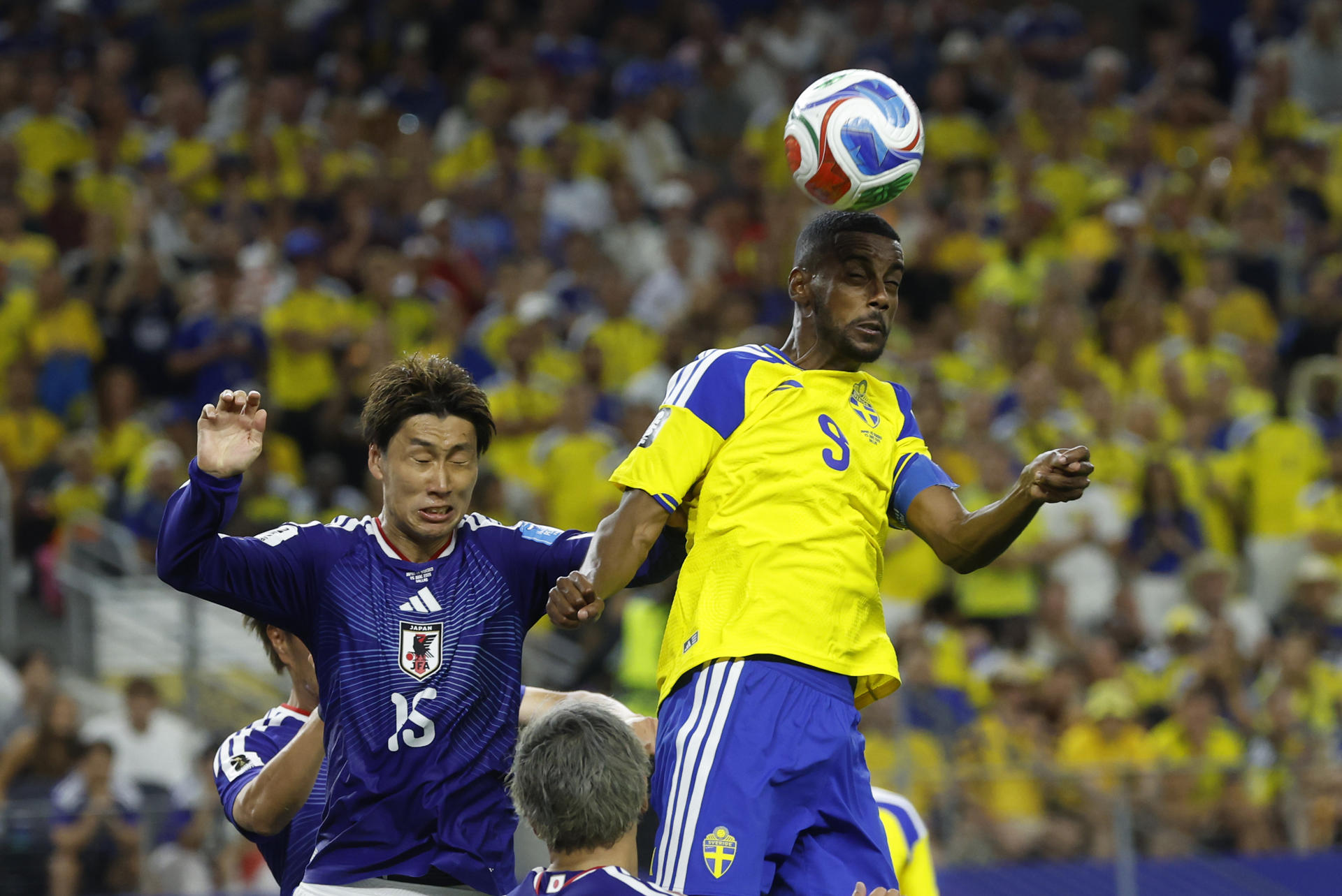 Daichi Kamada (i), de Japón, disputa el balón con Alexander Isak, de Suecia. EFE/Mariscal
