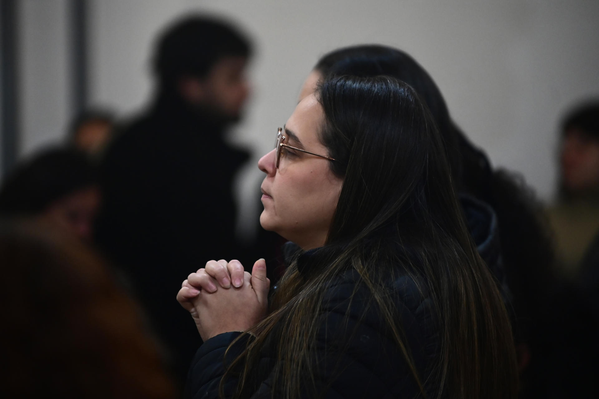 Una persona ora durante una misa por las víctimas del terremoto en Venezuela este jueves, en la Parroquia Nuestra Señora de Caacupé, en Buenos Aires (Argentina). EFE/ Matías Martín Campaya
