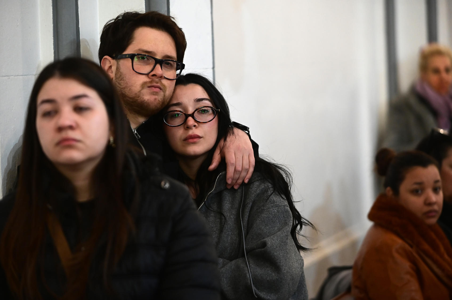 Personas asisten a una misa por las víctimas del terremoto en Venezuela este jueves, en la Parroquia Nuestra Señora de Caacupé, en Buenos Aires (Argentina). EFE/ Matías Martín Campaya
