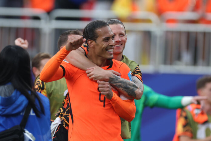 Virgil Van Dijk, de Países Bajos, celebra este jueves la clasificación de su equipo al finalizar el partido ante Túnez del Grupo F del Mundial 2026. EFE/ Juan Ignacio Roncoroni
