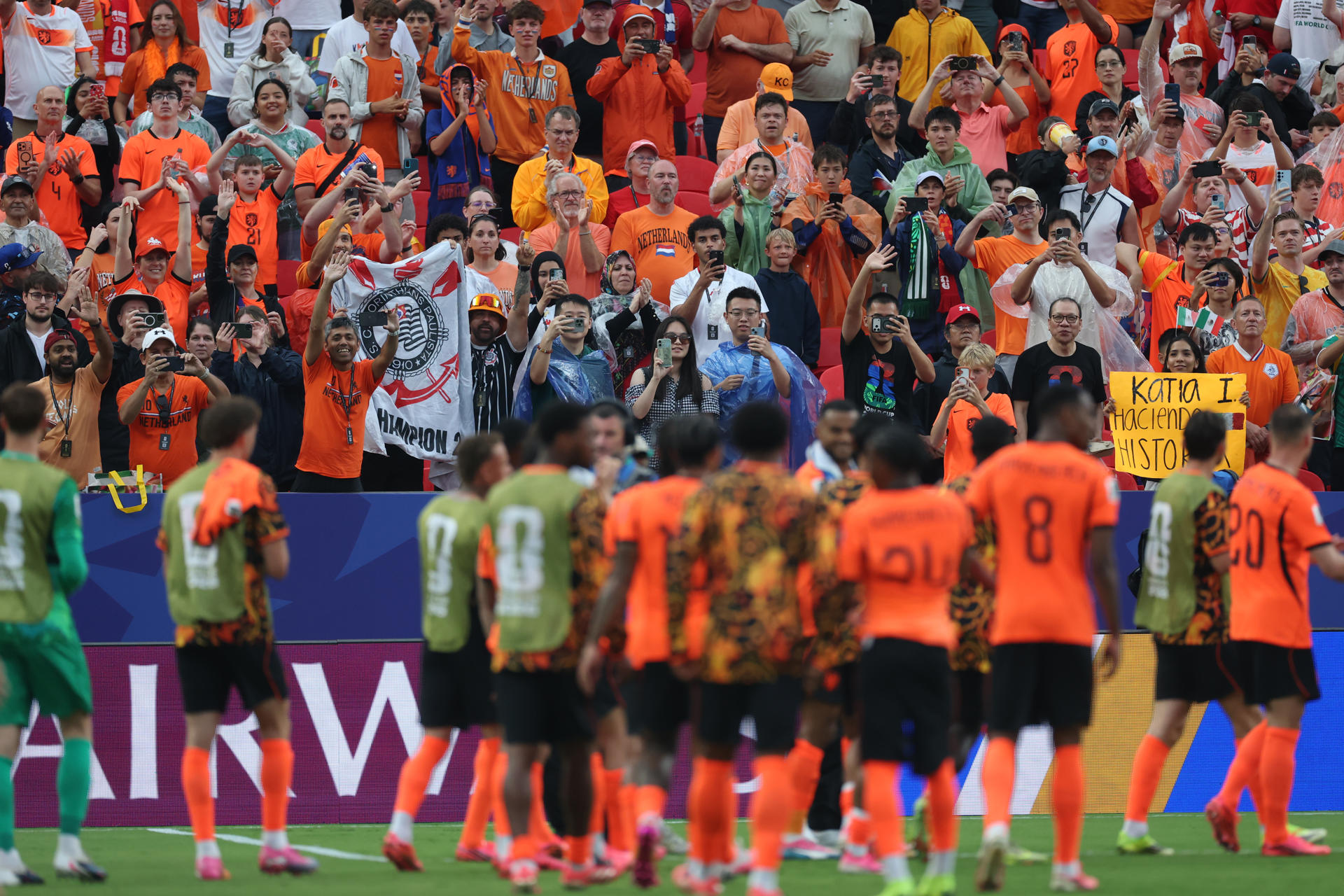 Jugadores de Páises Bajos celebran con aficionados de su país la clasificación a la segunda ronda del Mundial 2026. EFE/ Juan Ignacio Roncoroni
