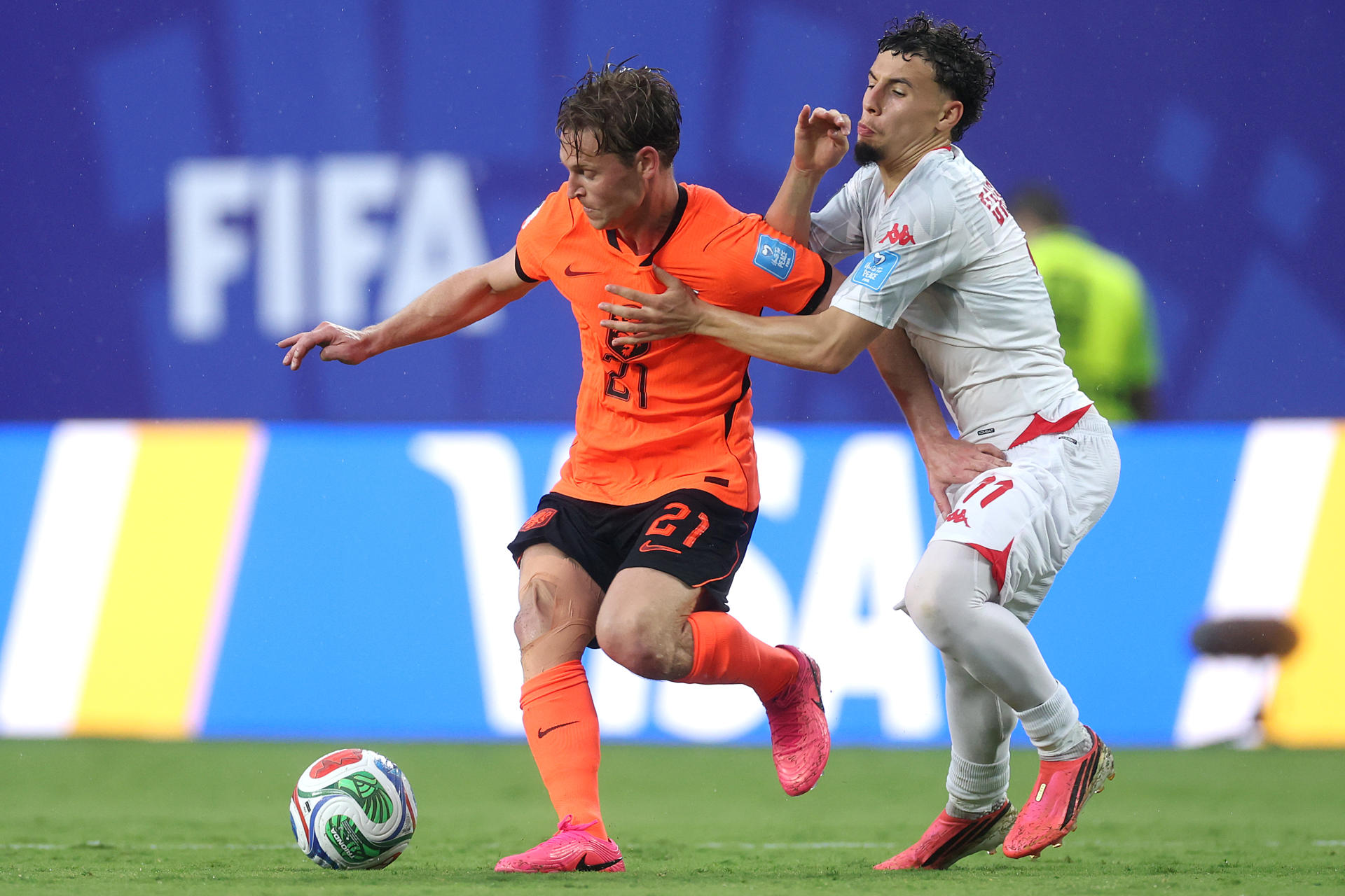 Ismael Gharbi (d), de Túnez, disputa un balón con Frenkie De Jong, de Países Bajos, este jueves en un partido del Grupo F del Mundial 2026. EFE/ Juan Ignacio Roncoroni
