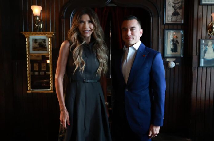 Fotografía difundida en la cuenta oficial @Presidencia_Ec de la Presidencia de Ecuador en la red social X donde aparece su mandatario Daniel Noboa junto a la enviada especial para el Escudo de las Américas, Kristi Noem, durante una reunión este jueves, en Nueva York (Estados Unidos). EFE/ @Presidencia_Ec
