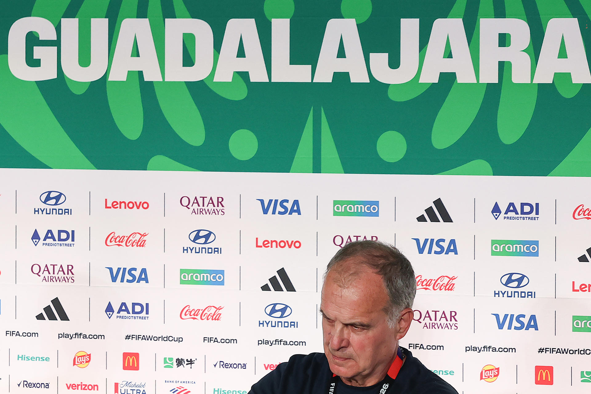 El seleccionador de Uruguay, Marcelo Bielsa, asiste a una rueda de prensa este jueves, en el estadio Akron en Guadalaja (México). EFE/ Alex Cruz

