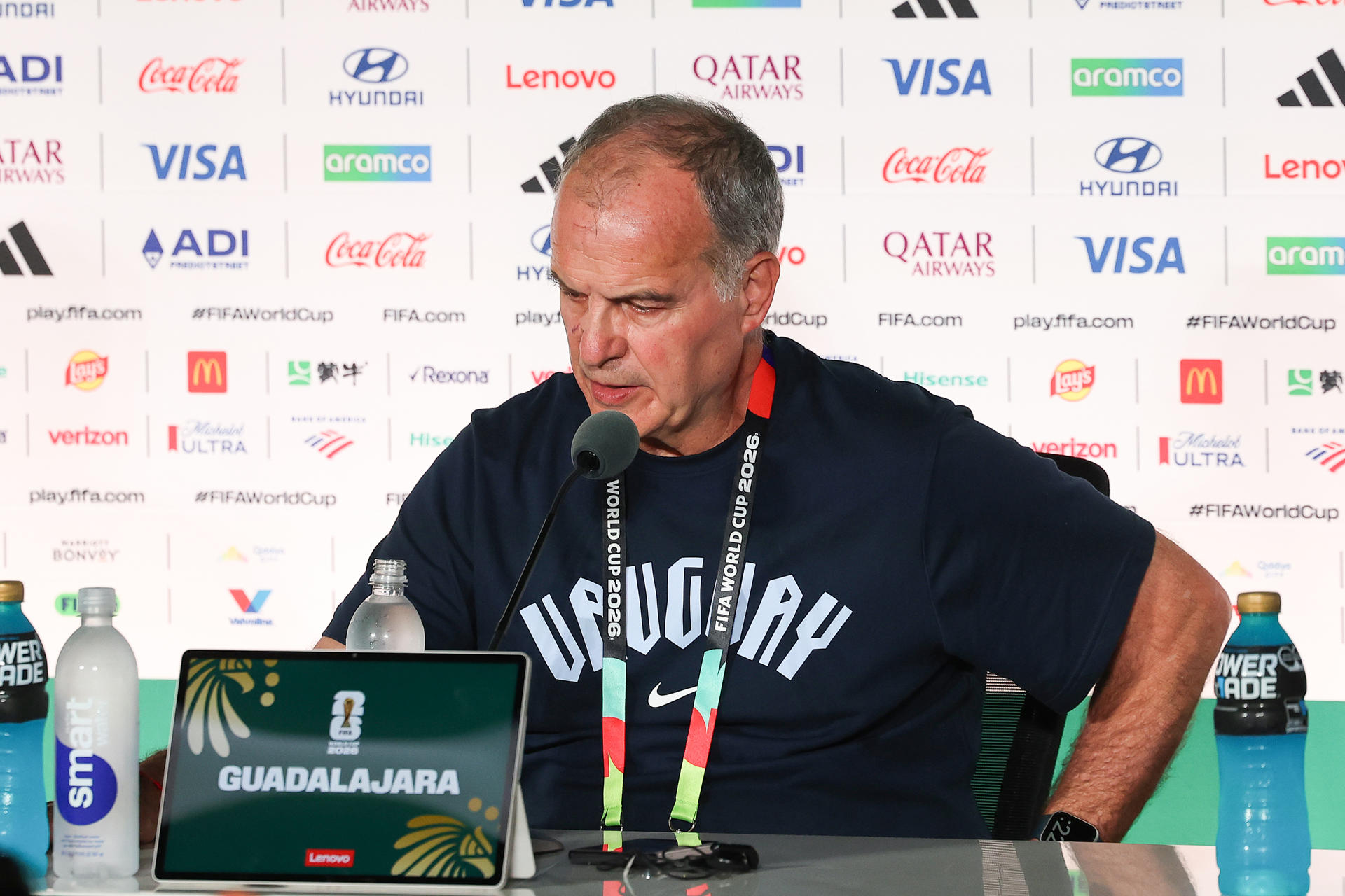 El seleccionador de Uruguay, Marcelo Bielsa, afirmó este jueves en Guadalajara que el partido del sábado contra España es "una final" del Mundial, por lo que anticipó que "la disposición para disputar cada pelota va a ser máxima". EFE/ Alex Cruz
