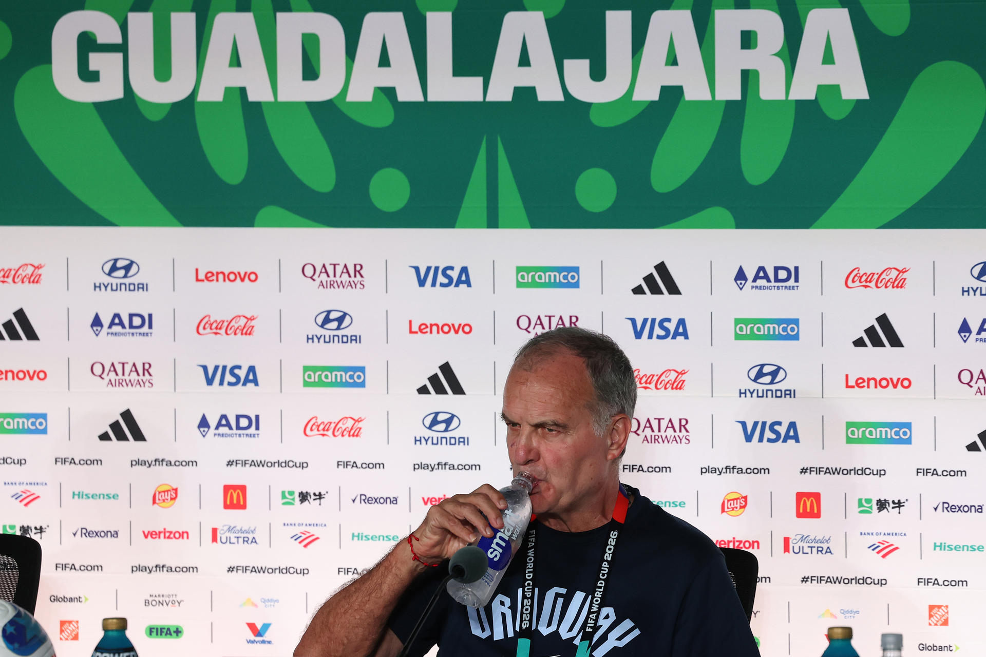 El seleccionador de Uruguay, Marcelo Bielsa, afirmó este jueves en Guadalajara que el partido del sábado contra España es "una final" del Mundial, por lo que anticipó que "la disposición para disputar cada pelota va a ser máxima". EFE/ Alex Cruz
