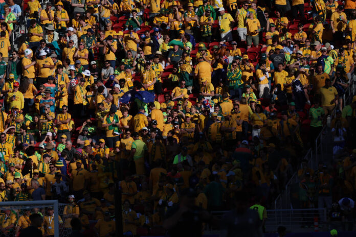 Aficionados de Australia animan este jueves, previo al partido del Grupo D del Mundial de la FIFA 2026 ante Paraguay en el estadio Levi's en Santa Clara, California (Estados Unidos). EFE/ Miguel Gutiérrez
