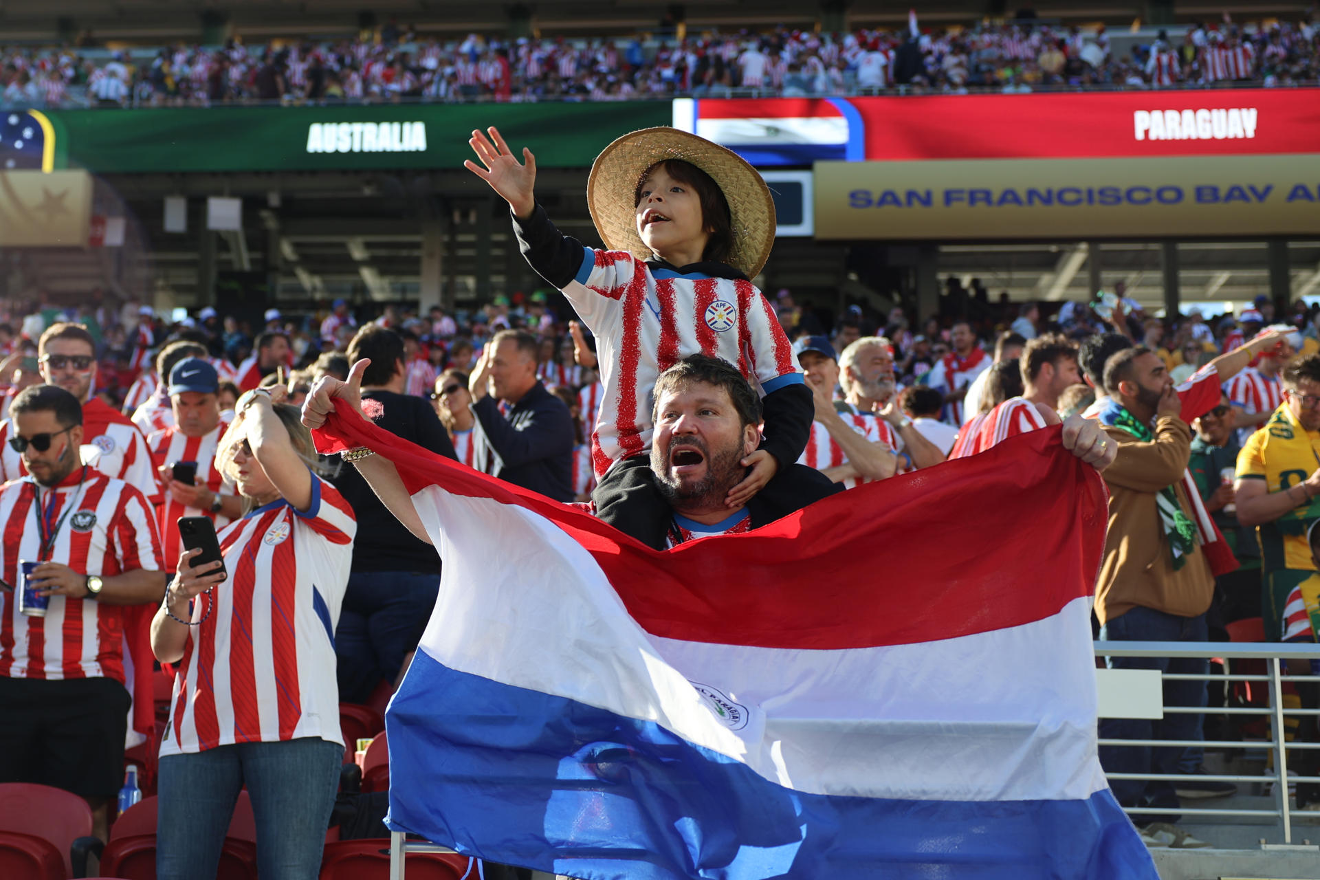 Aficionados de Paraguay animan este jueves, previo al partido del Grupo D del Mundial de la FIFA 2026 ante Australia en el estadio Levis en Santa Clara, California (Estados Unidos). EFE/ Miguel Gutiérrez

