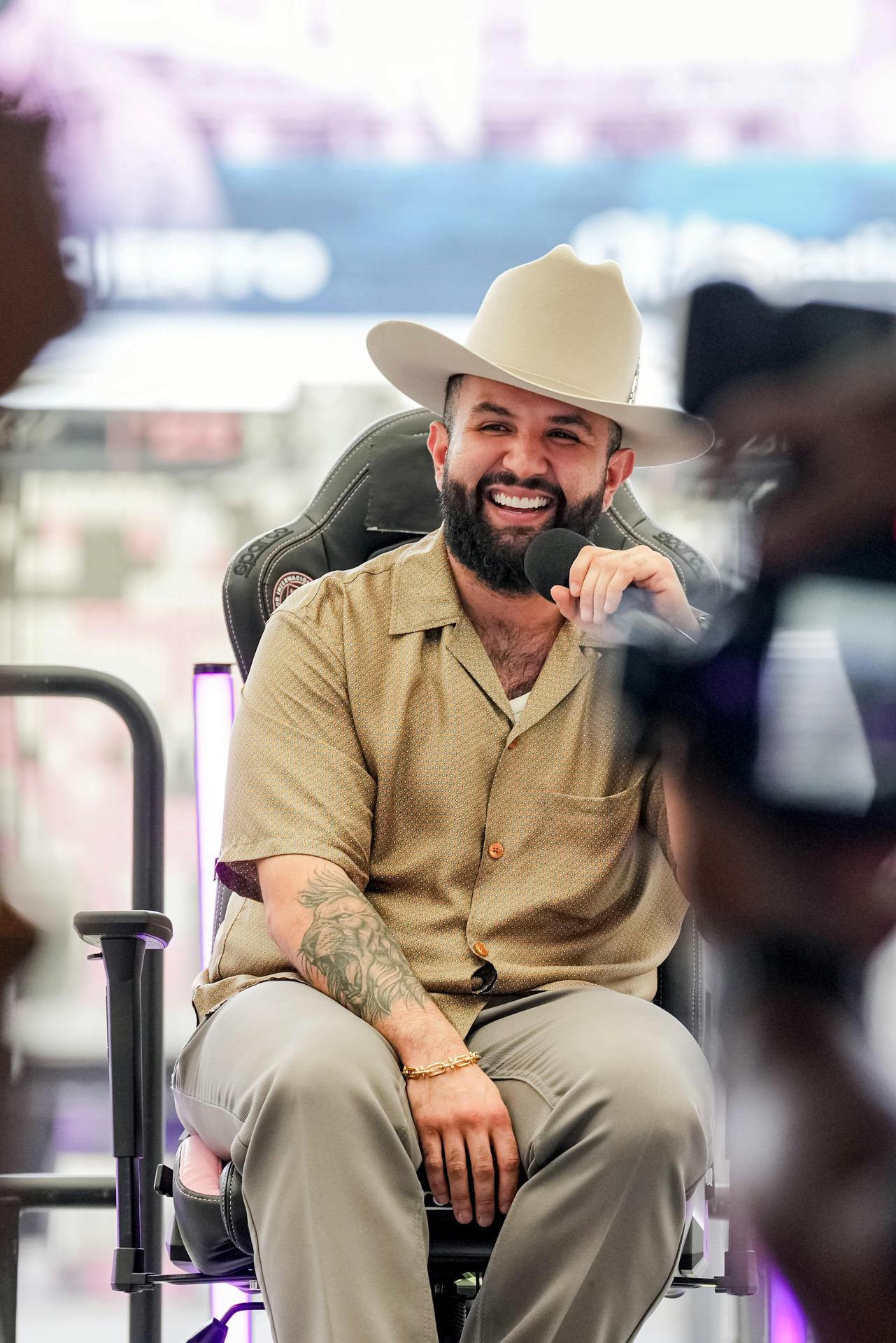 Fotografía cedida por Inter Miami CF donde aparece el cantante mexicano Carín León durante una rueda de prensa este jueves, donde aseguró que conocer al exfutbolista inglés David Beckham es para él "como estar conociendo a Superman", en el Nu Stadium en Miami, Florida (EE.UU.). EFE/ Inter Miami CF /SOLO USO EDITORIAL /NO VENTAS /SOLO DISPONIBLE PARA ILUSTRAR LA NOTICIA QUE ACOMPAÑA /CRÉDITO OBLIGATORIO
