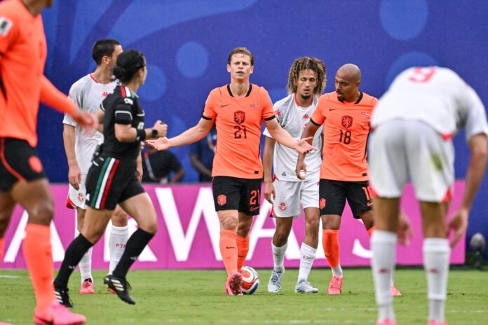 El holandés Frenkie de Jong (21) reacciona a un llamado de la árbitra durante el partido ante Túnez del Mundial 2026. EFE/EPA/AMY KONTRAS
