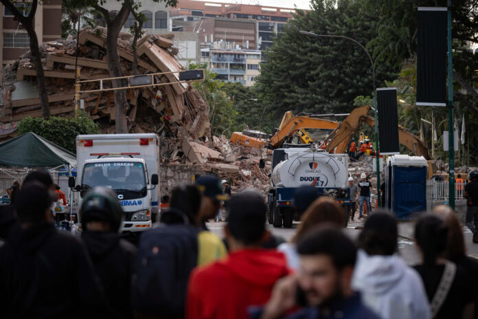 Rescatistas trabajan en una zona afectada por un terremoto, este jueves en Caracas (Venezuela). El Gobierno de Venezuela elevó a 235 los muertos y a 4.300 los heridos por los terremotos de magnitud 7,2 y 7,5 de la víspera, cuya devastación golpeó especialmente al estado La Guaira. EFE/ Ronald Peña R
