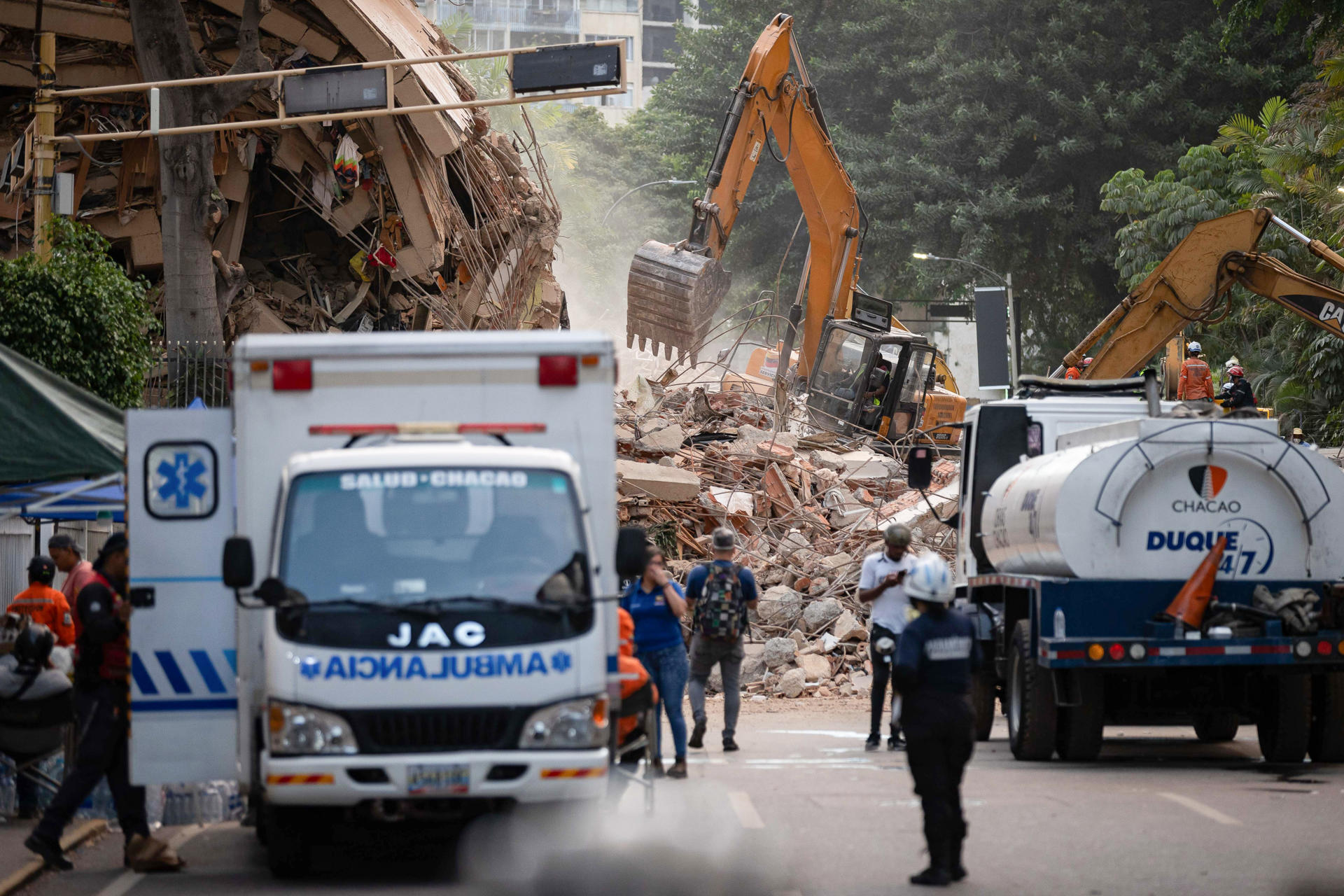 Rescatistas trabajan en una zona afectada por un terremoto, este jueves en Caracas (Venezuela). El Gobierno de Venezuela elevó a 235 los muertos y a 4.300 los heridos por los terremotos de magnitud 7,2 y 7,5 de la víspera, cuya devastación golpeó especialmente al estado La Guaira. EFE/ Ronald Peña R
