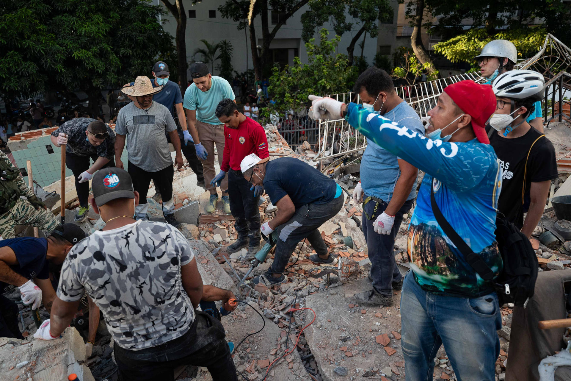 Rescatistas trabajan en una zona afectada por un terremoto, este jueves en Caracas (Venezuela). El Gobierno de Venezuela elevó a 235 los muertos y a 4.300 los heridos por los terremotos de magnitud 7,2 y 7,5 de la víspera, cuya devastación golpeó especialmente al estado La Guaira. EFE/ Ronald Peña R
