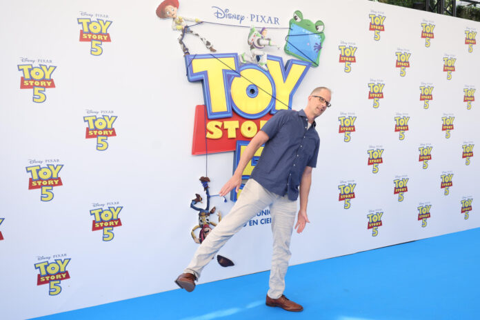 El cineasta estadounidense y director del film Andrew Stanton posa en el photocall con motivo de la premiére de Toy Story 5, en el cine Callao, en Madrid. Imagen de archivo. EFE/ Kiko Huesca
